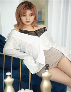 天美果冻女儿的梦想-摸腿摸到里面亲吻视频