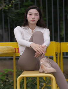 不扣钮的女孩